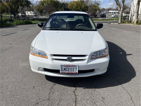 Used 2000 Honda Accord DX image 2