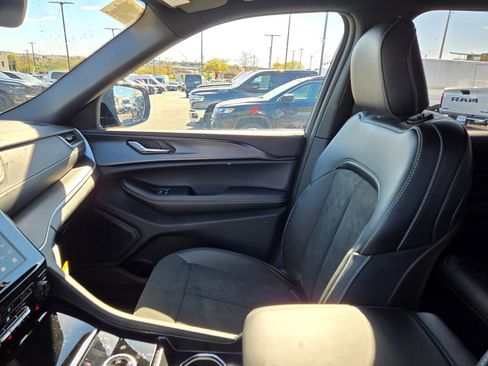 New 2025 Jeep Grand Cherokee Altitude image 24