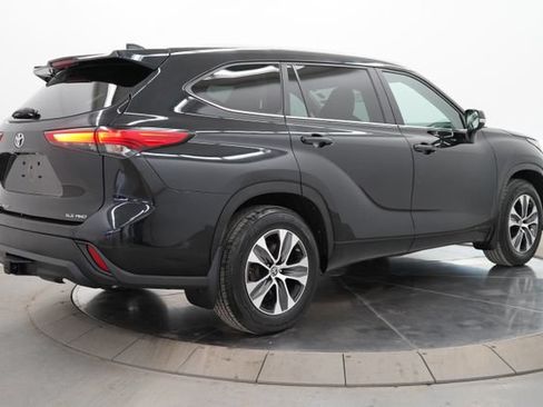 Used 2023 Toyota Highlander XLE AWD/4WD image 7