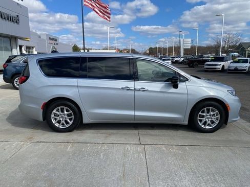 Used 2024 Chrysler Pacifica Touring-L image 2