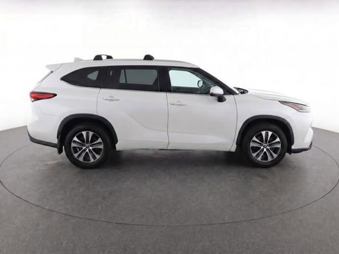 Used 2022 Toyota Highlander XLE image 2