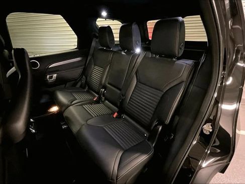 Certified 2025 Land Rover Discovery Dynamic SE AWD/4WD image 17