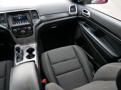 Used 2021 Jeep Grand Cherokee Laredo AWD/4WD image 11