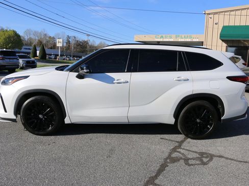 Used 2023 Toyota Highlander XSE image 2