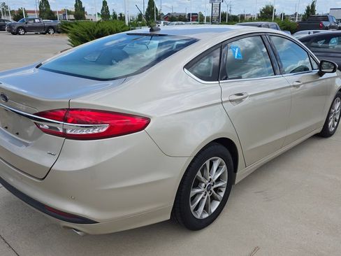 Used 2017 Ford Fusion SE w/ Fusion SE Technology Package FWD image 5