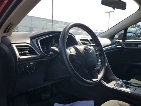 Used 2017 Ford Fusion SE w/ Fusion SE Technology Package image 18