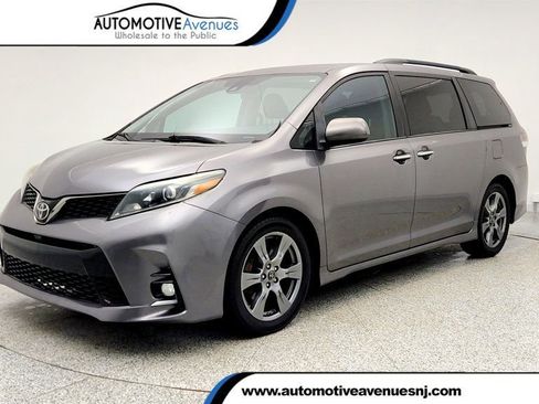 Used 2018 Toyota Sienna SE Premium image 1