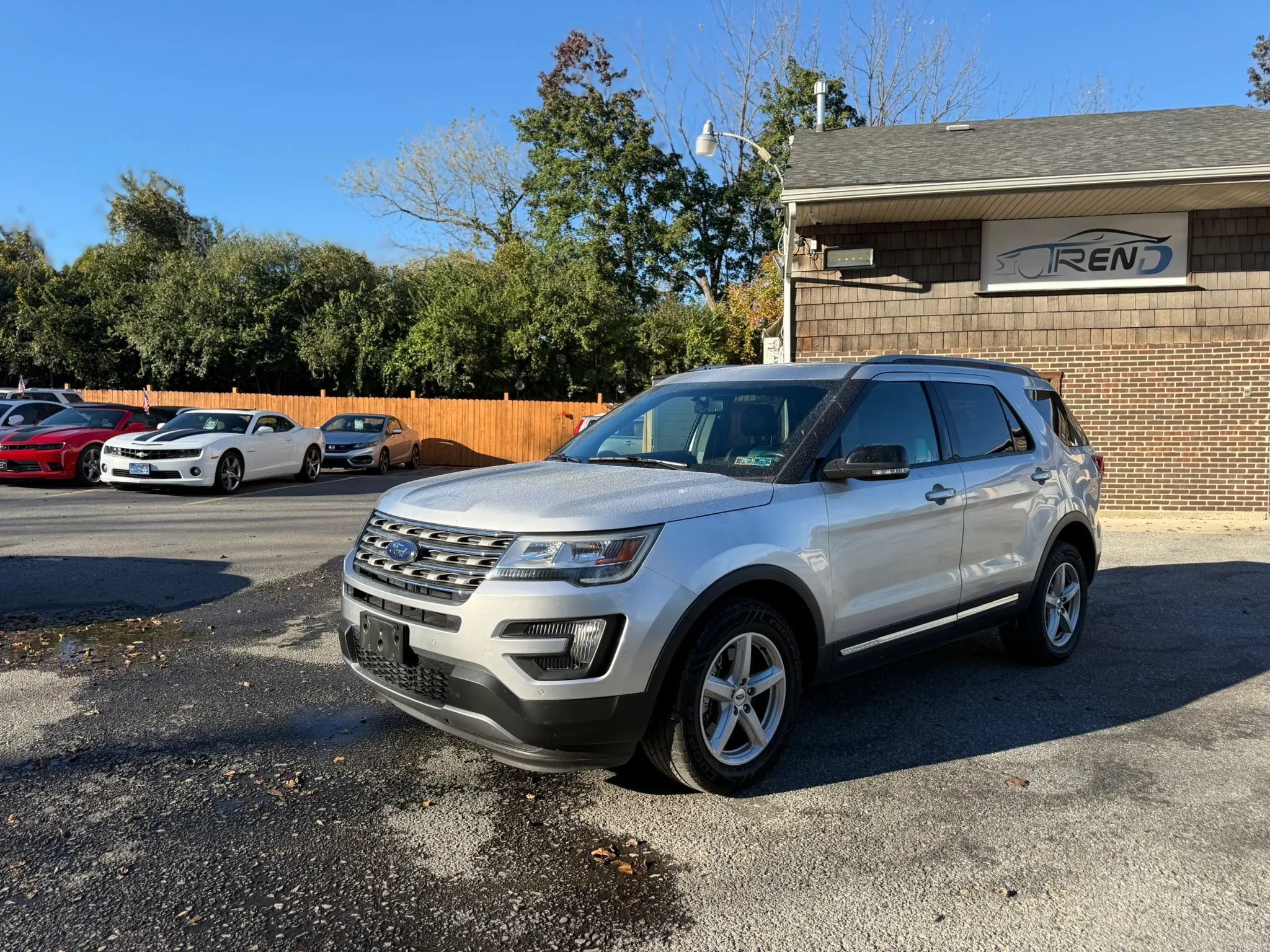 Used 2016 Ford Explorer XLT w/ Equipment Group 202A AWD/4WD image 3