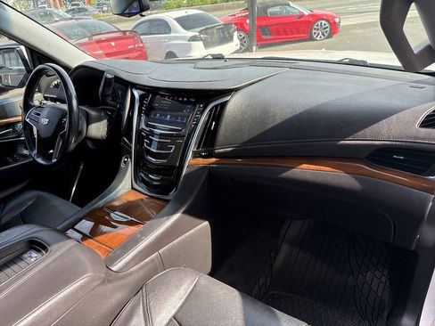 Used 2018 Cadillac Escalade Luxury AWD/4WD image 16
