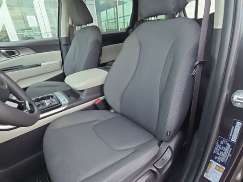 Used 2024 Kia Carnival LX image 19