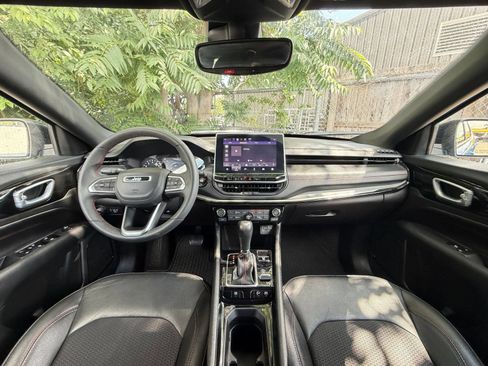 Used 2025 Jeep Compass Trailhawk AWD/4WD image 32