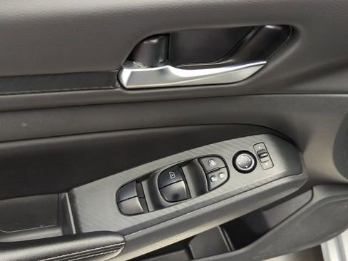 Used 2024 Nissan Altima 2.5 SV FWD image 16