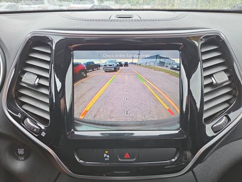 Used 2019 Jeep Cherokee Limited image 15