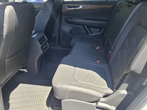 Used 2024 Volkswagen Atlas SE w/ Black Wheel Package FWD image 9