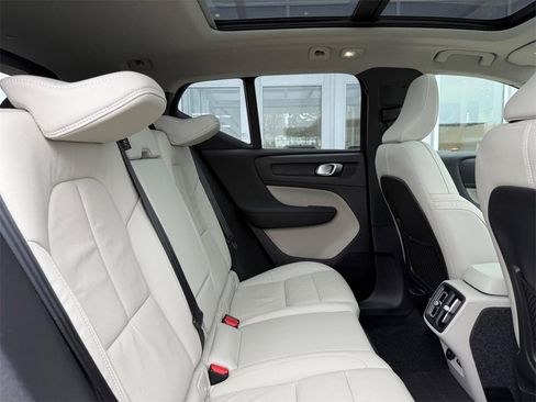 Used 2023 Volvo XC40 B5 Ultimate w/ Climate Package image 9