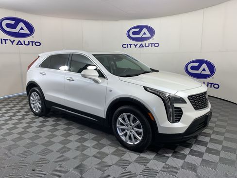 Used 2021 Cadillac XT4 Luxury w/ Cold Weather Package FWD image 1