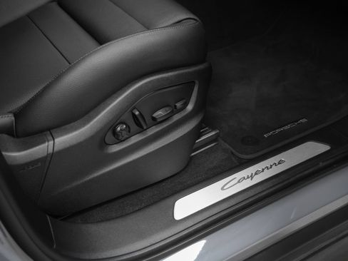 Certified 2024 Porsche Cayenne AWD/4WD image 21