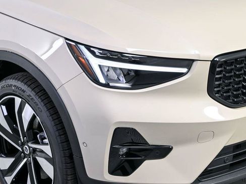 Used 2026 Volvo XC40 B4 Plus w/ Protection Package Premier FWD image 37