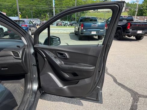Used 2020 Chevrolet Trax LT w/ LT Convenience Package AWD/4WD image 26