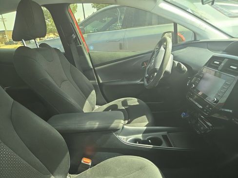 Used 2021 Toyota Prius LE image 5