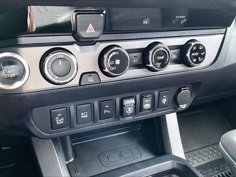 Used 2018 Toyota Tacoma TRD Off-Road w/ Technology Package AWD/4WD image 15