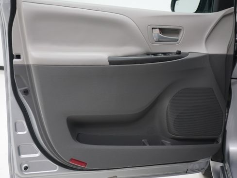 Used 2015 Toyota Sienna LE FWD image 14