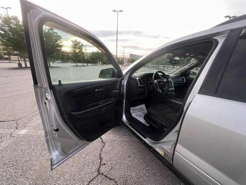Used 2015 GMC Acadia SLE FWD image 18