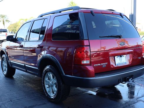 Used 2005 Ford Explorer XLT image 3