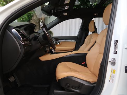 Used 2016 Volvo XC90 T6 Momentum w/ Momentum Plus Package AWD/4WD image 31