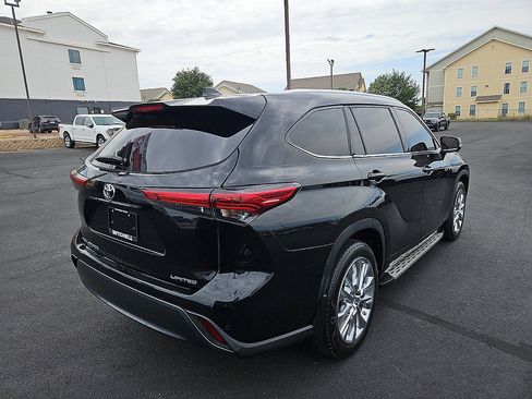 Used 2023 Toyota Highlander Limited FWD image 5
