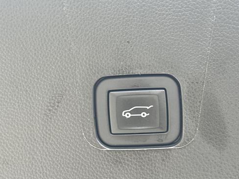 Used 2023 Chevrolet Traverse LT image 19