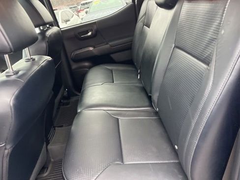 Used 2022 Toyota Tacoma TRD Sport image 10