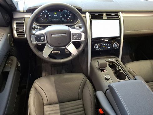 New 2025 Land Rover Discovery Dynamic SE image 9