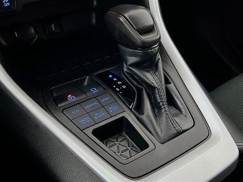 Certified 2021 Toyota RAV4 LE AWD/4WD image 17