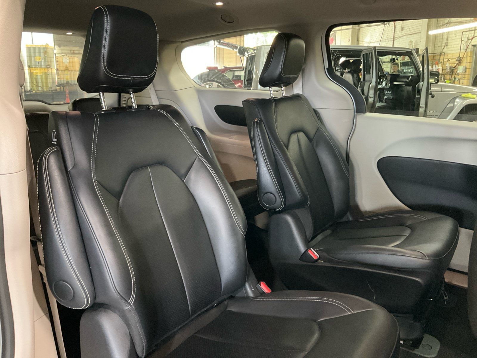 Used 2024 Chrysler Pacifica Limited FWD image 19