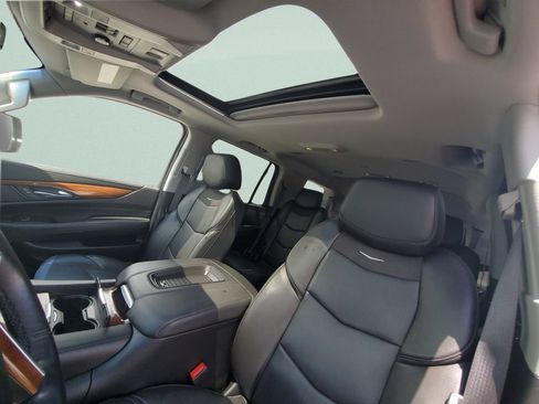 Used 2019 Cadillac Escalade Luxury AWD/4WD image 17