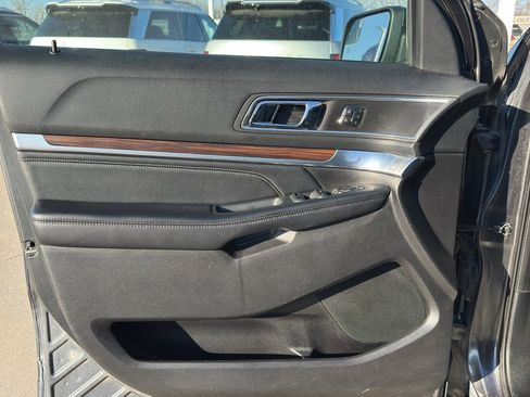 Used 2017 Ford Explorer Limited image 10