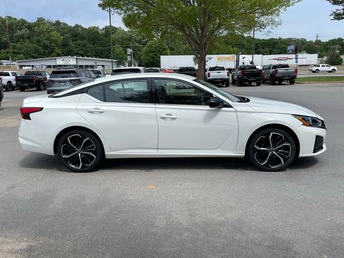Used 2024 Nissan Altima 2.5 SR FWD image 8