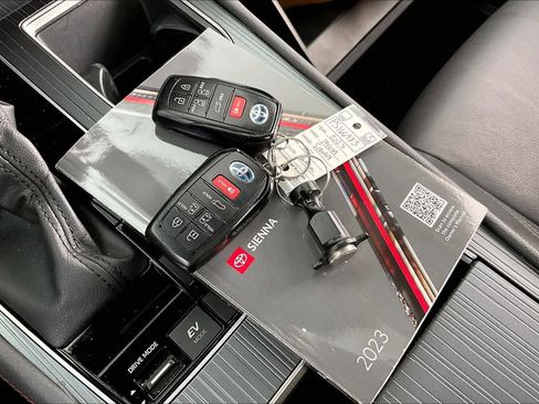 Used 2023 Toyota Sienna XSE image 15