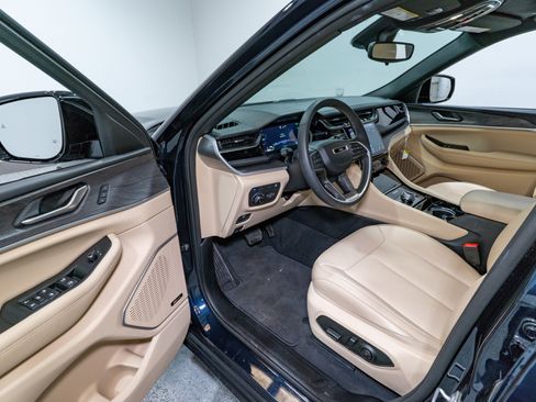 Used 2023 Jeep Grand Cherokee 4WD 4xe image 12