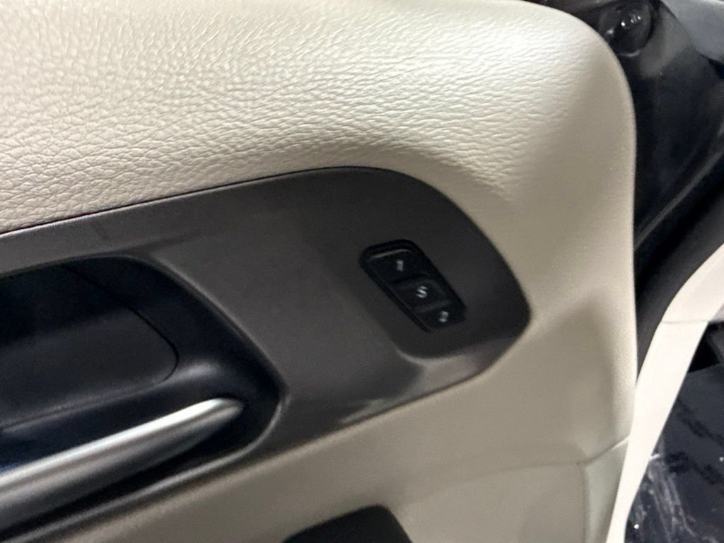 Used 2023 Chrysler Pacifica Touring-L FWD image 21
