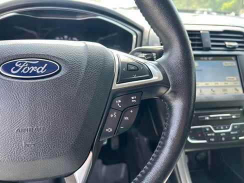 Used 2017 Ford Fusion SE w/ Fusion SE Technology Package FWD image 17