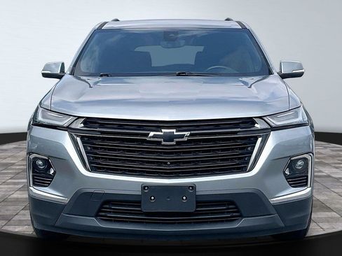 Used 2023 Chevrolet Traverse LT FWD image 2