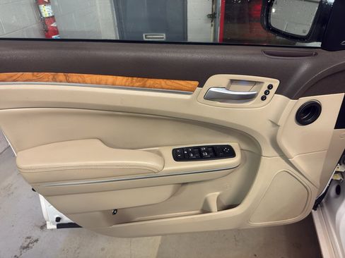 Used 2014 Chrysler 300 C w/ Harman/Kardon Audio Group AWD/4WD image 13