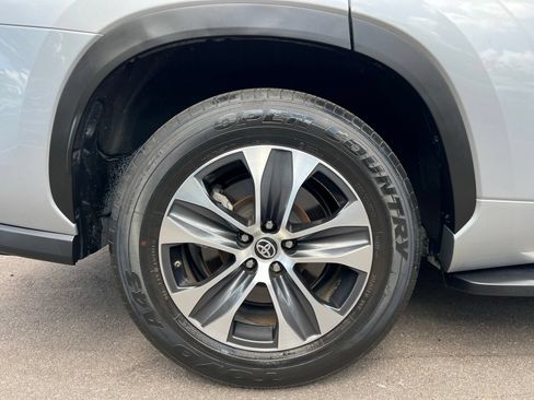 Used 2023 Toyota Highlander XLE FWD image 13