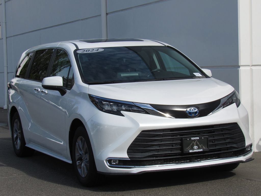 Certified 2024 Toyota Sienna XLE FWD image 2