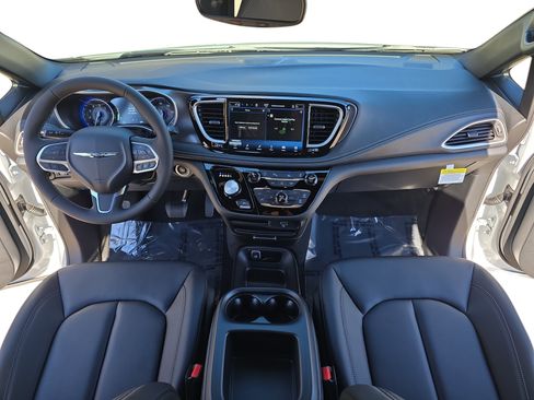 New 2026 Chrysler Pacifica Select image 9