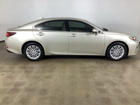 Used 2016 Lexus ES 350 w/ Premium Package w/Wood Trim FWD image 4