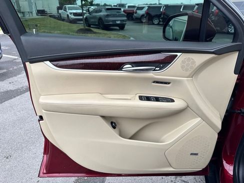 Used 2017 Cadillac XT5 Luxury w/ Driver Awareness Package FWD image 10