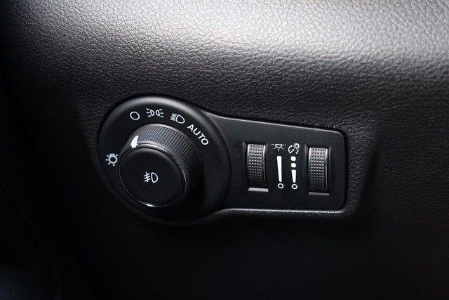 Used 2025 Jeep Compass Trailhawk AWD/4WD image 18